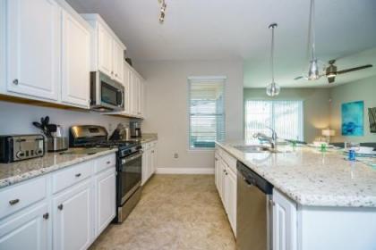 Sunshine at Solterra - 6 bed family villa with a private pool & spa lake views game room and resort facilities - image 5