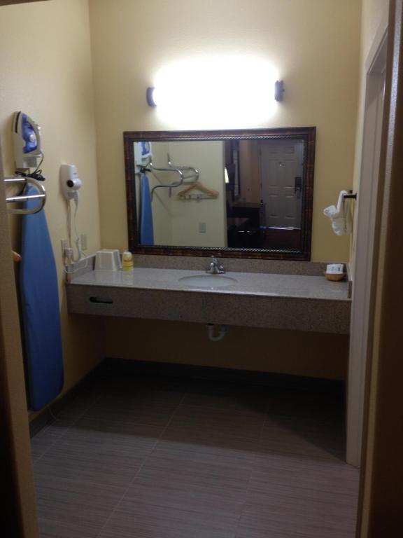 Executive Inn - image 5