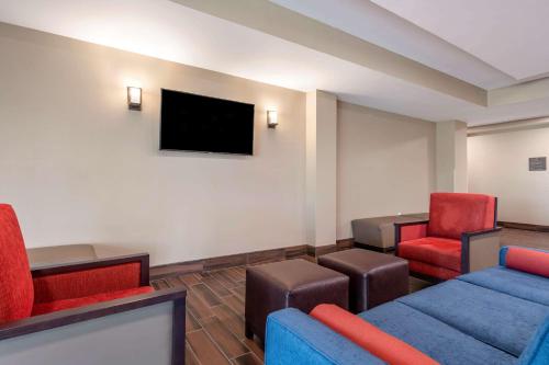 Comfort Suites Daytona Beach - Speedway - image 4