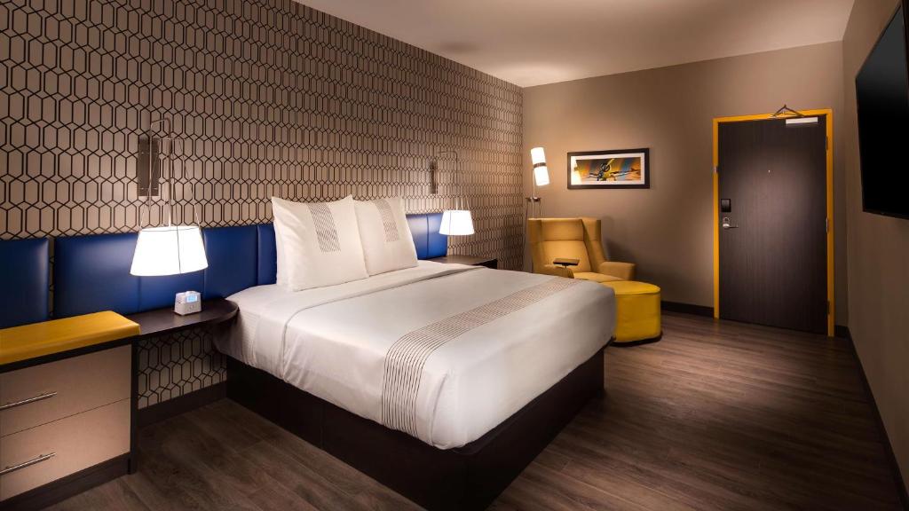 GLō Best Western DeSoto Dallas - image 3
