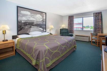 Super 8 by Wyndham Dewitt - image 2