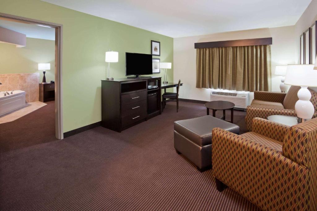 AmericInn by Wyndham DeWitt - image 4
