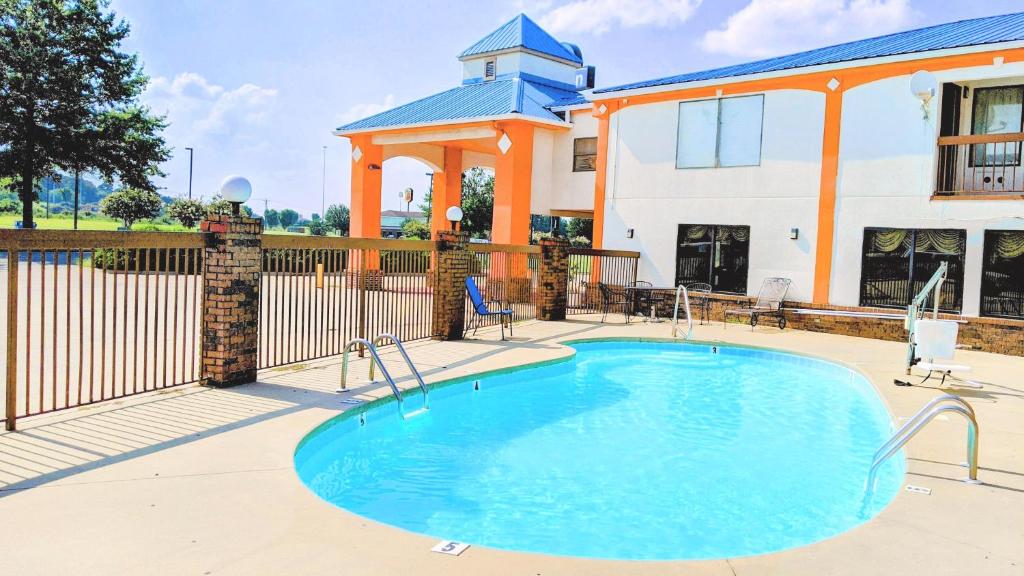 Days Inn by Wyndham Decatur Priceville I-65 Exit 334 - main image