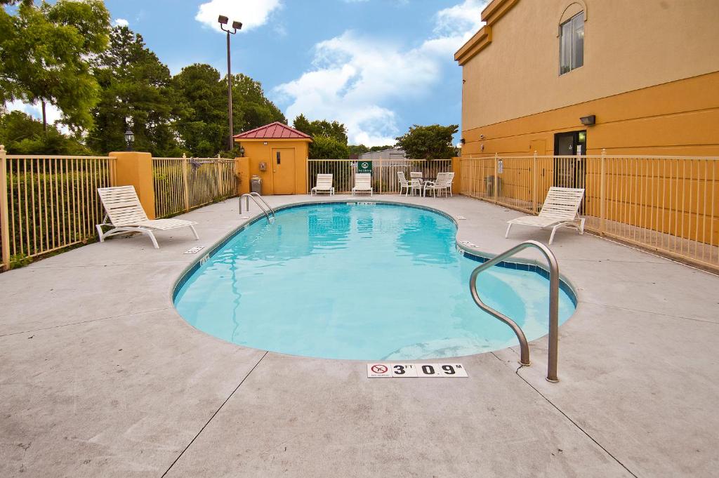 La Quinta Inn by Wyndham Decatur Alabama - image 2