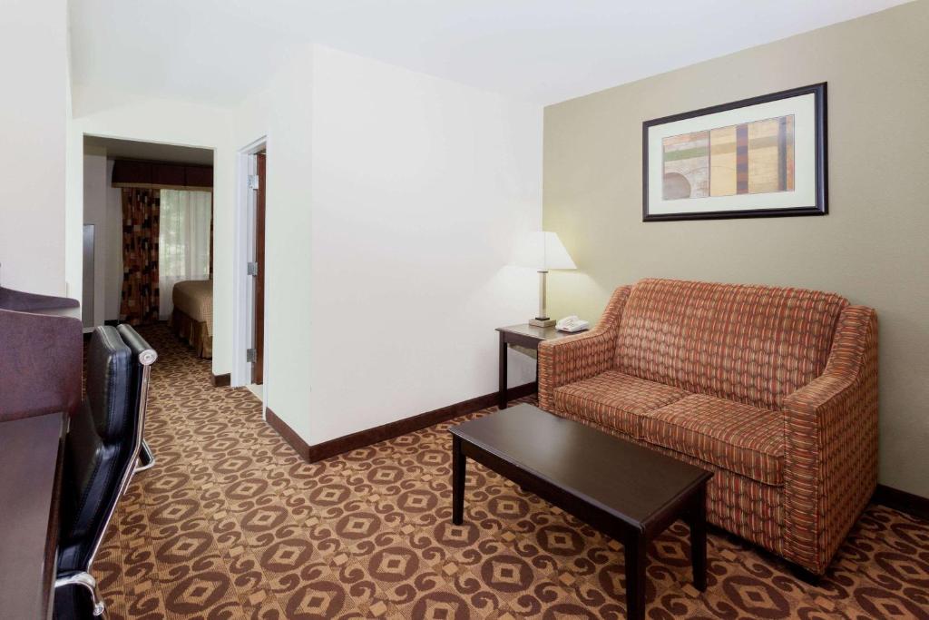 Super 8 by Wyndham Decatur/Dntn/Atlanta Area - image 3