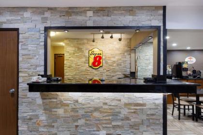 Super 8 by Wyndham Decorah - image 6