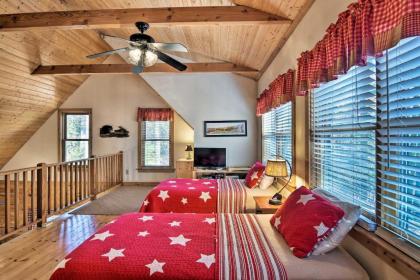 Woodland Cabin with Hot Tub and Deck 11 Mi to Boone! - image 11
