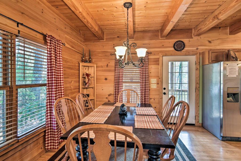 Woodland Cabin with Hot Tub and Deck 11 Mi to Boone! - image 6