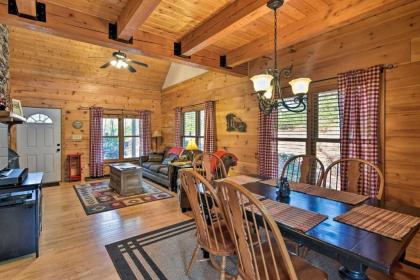 Woodland Cabin with Hot Tub and Deck 11 Mi to Boone! - image 9