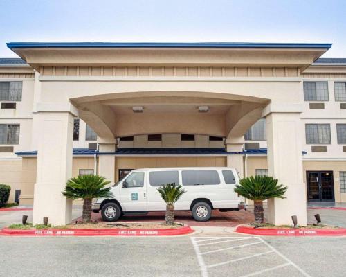 Quality Inn & Suites Airport - main image