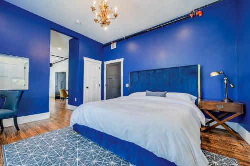 Adina - Blue Kusama Suite - Porch & Jacuzzi Tub Hotel Room - image 5