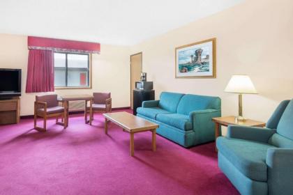 Super 8 by Wyndham Deming NM - image 11
