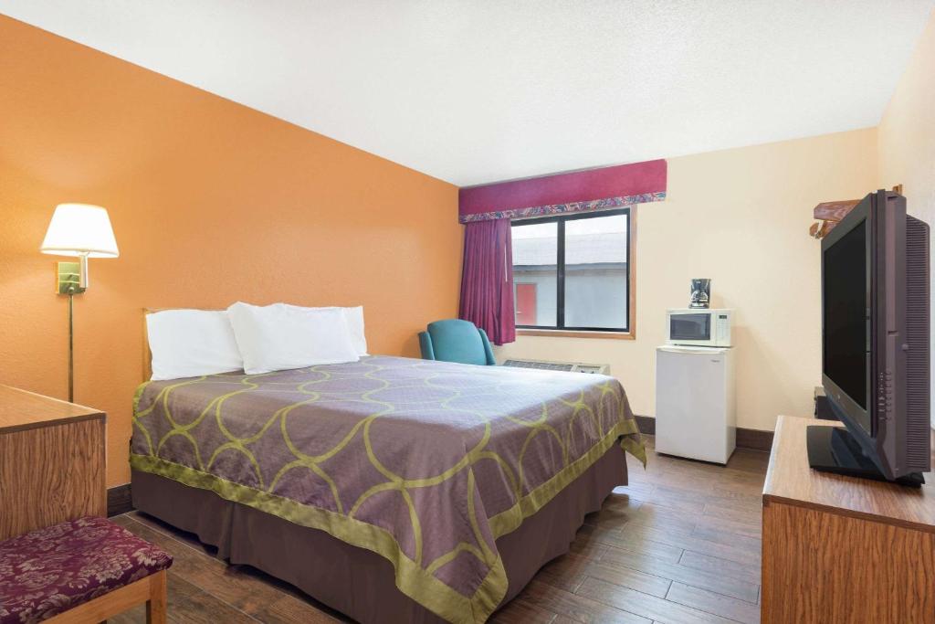 Super 8 by Wyndham Deming NM - image 2