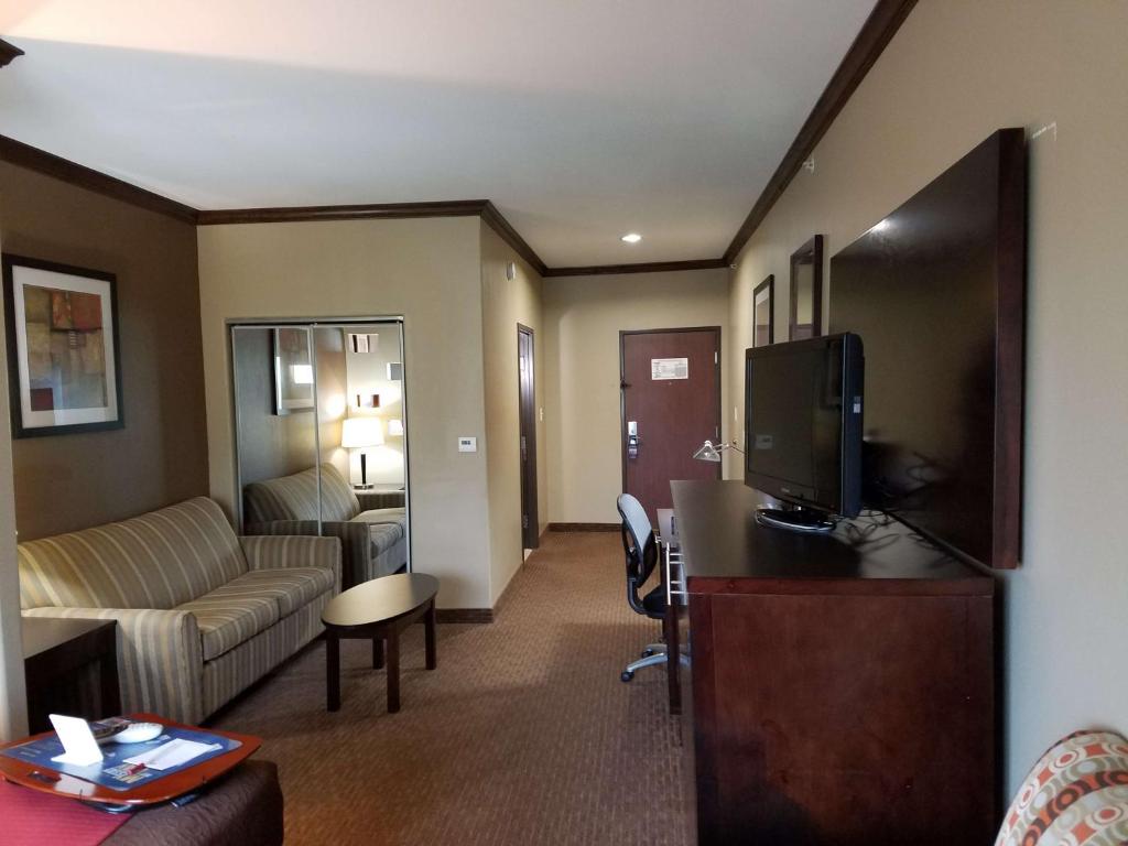 Best Western Plus Hotel and Suites Denison - image 2