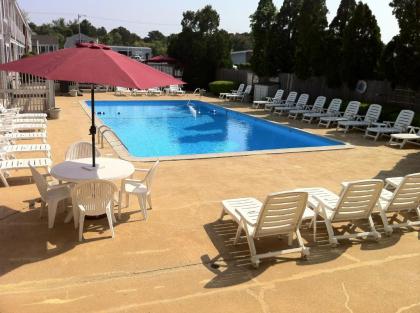Holiday Hill Inn & Suites - image 2