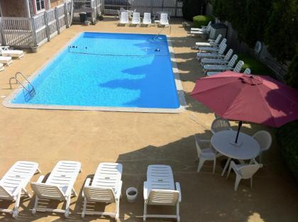 Holiday Hill Inn & Suites - image 3
