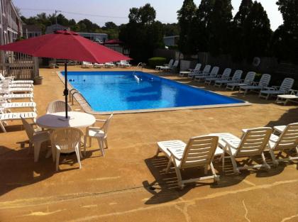 Holiday Hill Inn & Suites - image 4