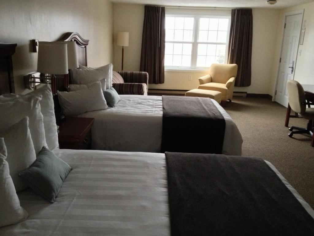 Holiday Hill Inn & Suites - image 7