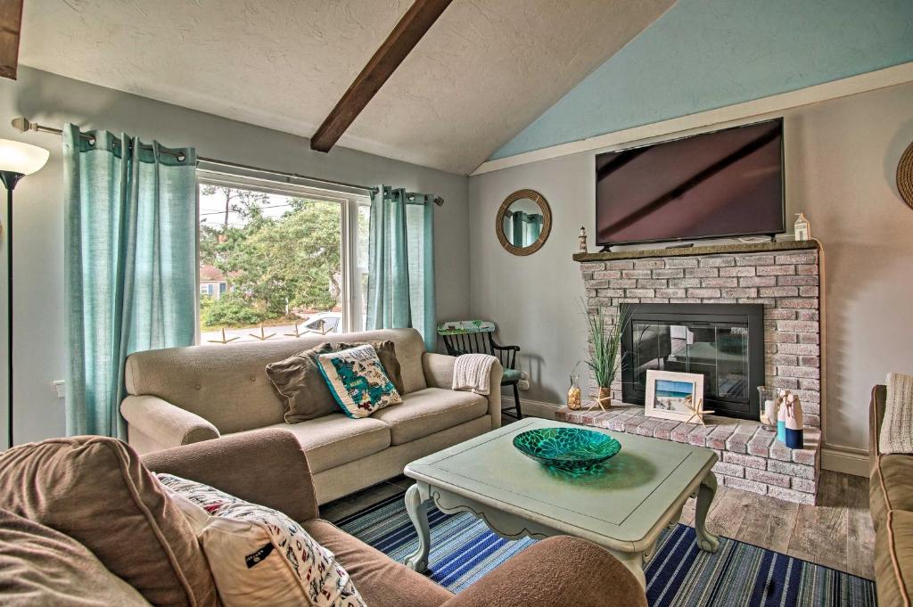 Charming Home with Deck and Grill Walk to Beach! - image 5
