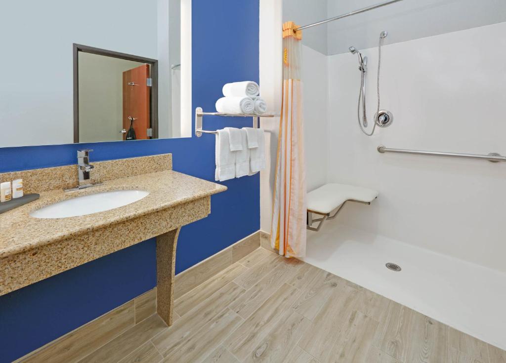 La Quinta by Wyndham Denton - University Drive - image 4
