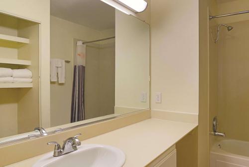 La Quinta Inn by Wyndham Denver Cherry Creek - image 3