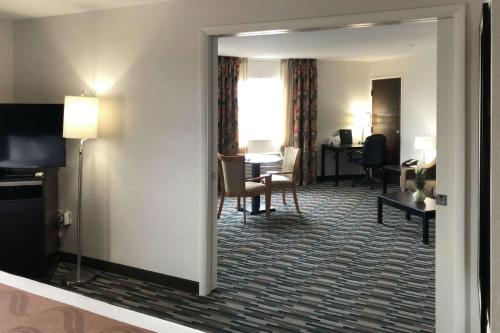 Quality Inn & Suites Denver International Airport - image 2