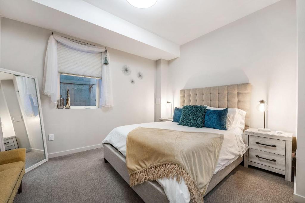 Fresh Decor - 2BR Getaway - Walk to Sloan's Lake - image 4