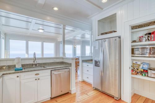 SeaGlass Cottage - image 4