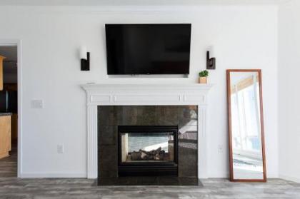 Witness Majestic Ocean Views from this Placid Apartment - image 1