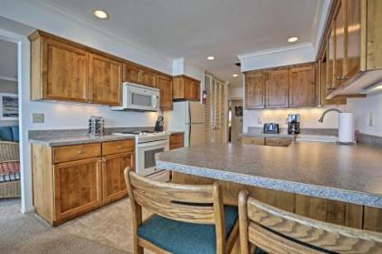 Charming Lincoln City Condo with Pool - Ocean View!