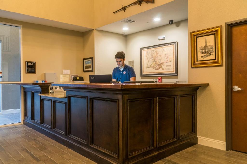 Heritage Place Hotel and Suites - image 7