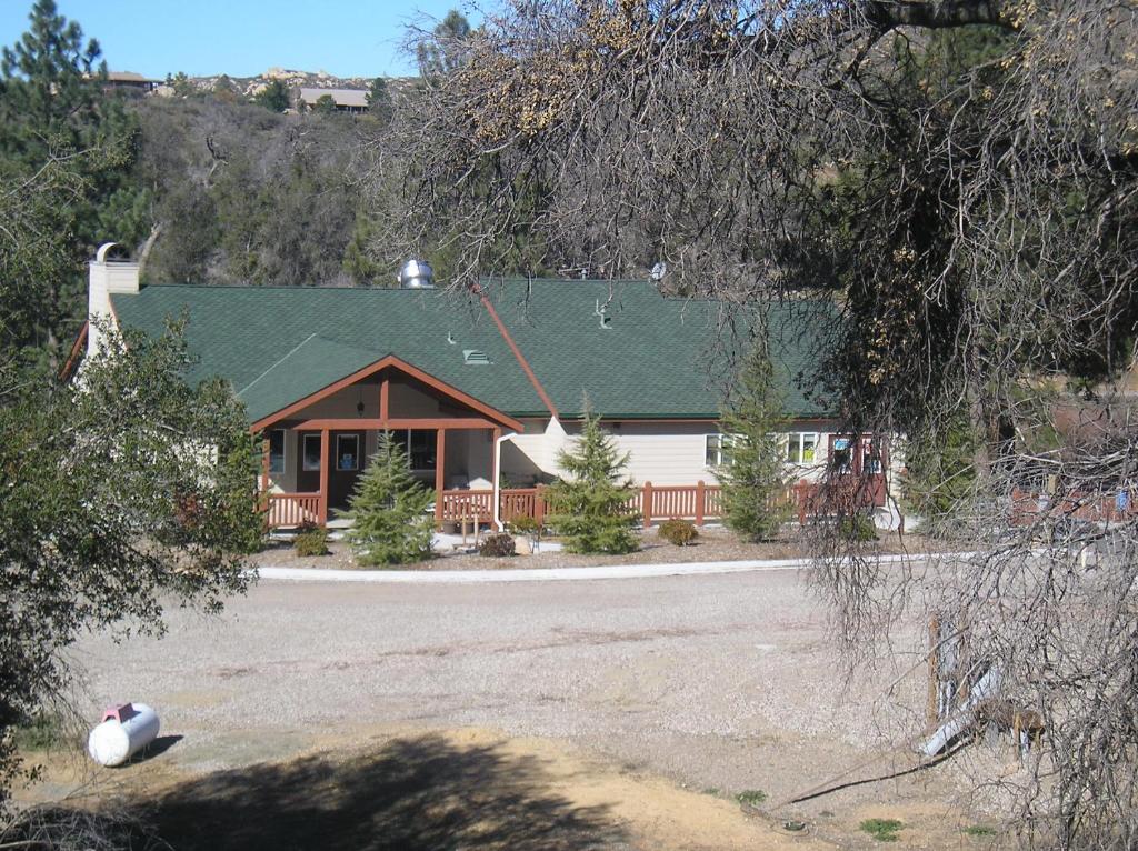 Oakzanita Springs Camping Resort Cabin 2 - image 7