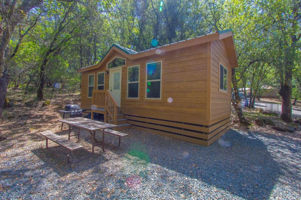 Oakzanita Springs Camping Resort Cottage 3 - main image