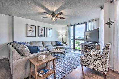 Airy Destin Condo with Pool   Walk to Private Beach