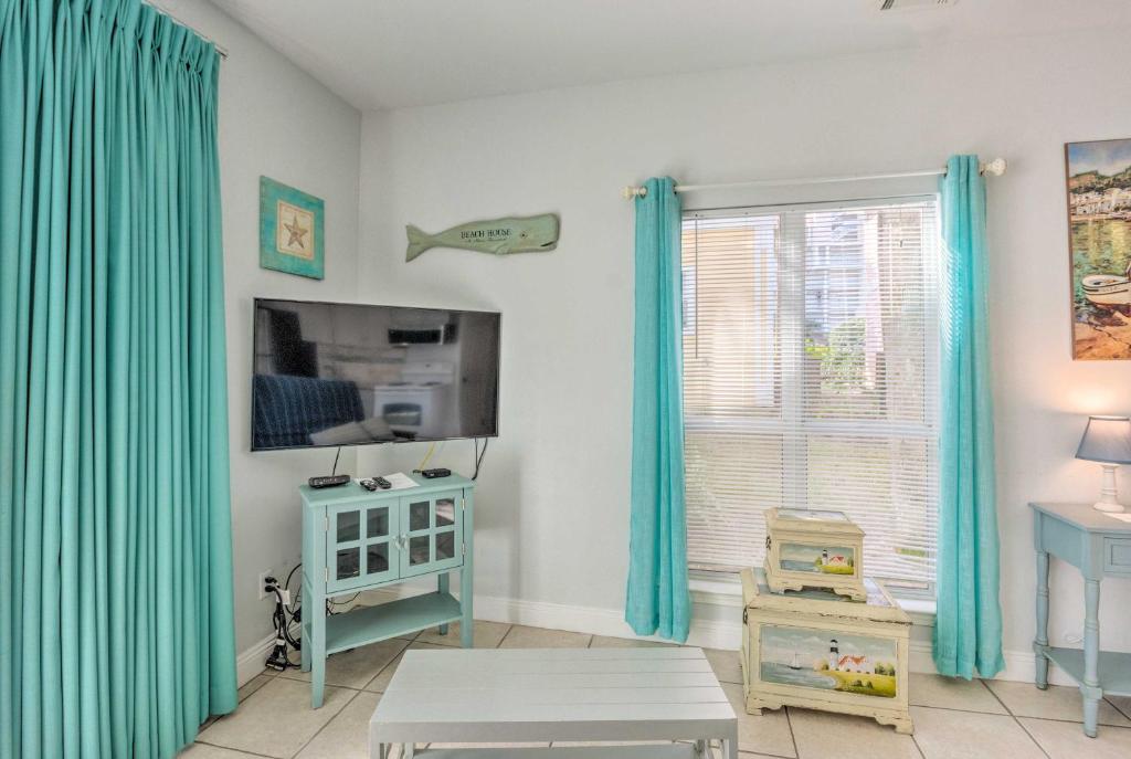 Sunny Beach Cottage with Shared Pool - Walk to Coast - image 6