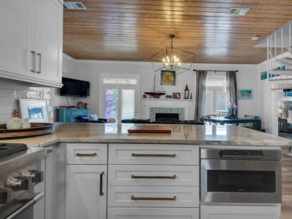 Hemingway's Hideout - image 10