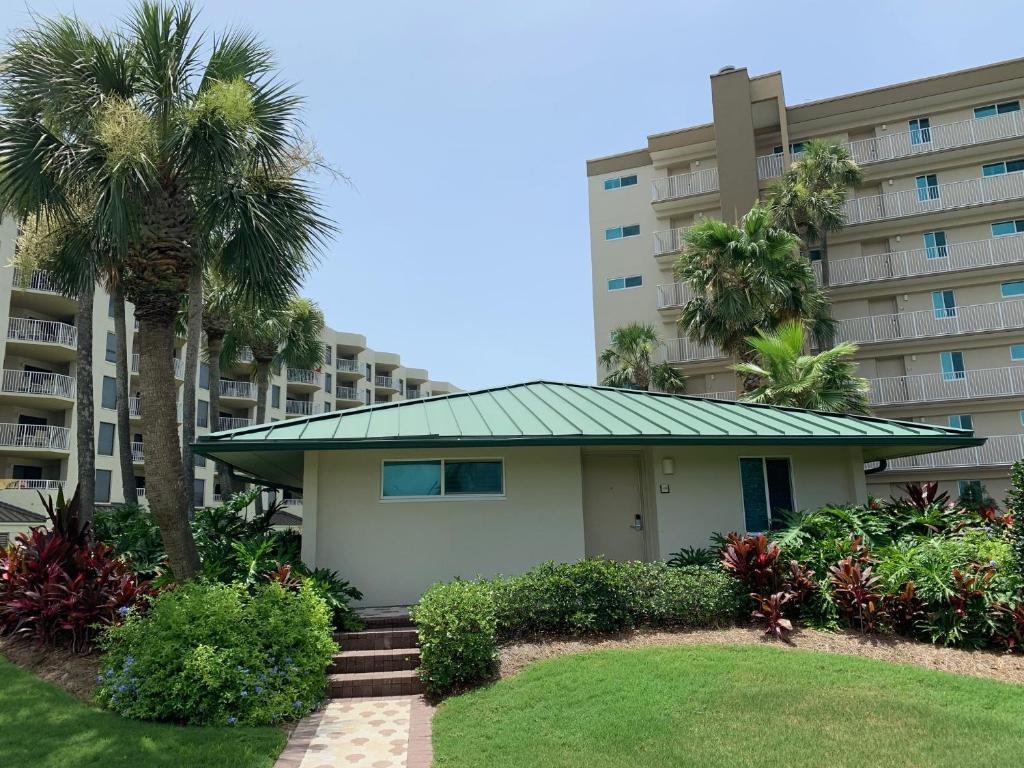 Unit 119 -Beautiful private beach cottage Recently renovated Family Friendly - main image