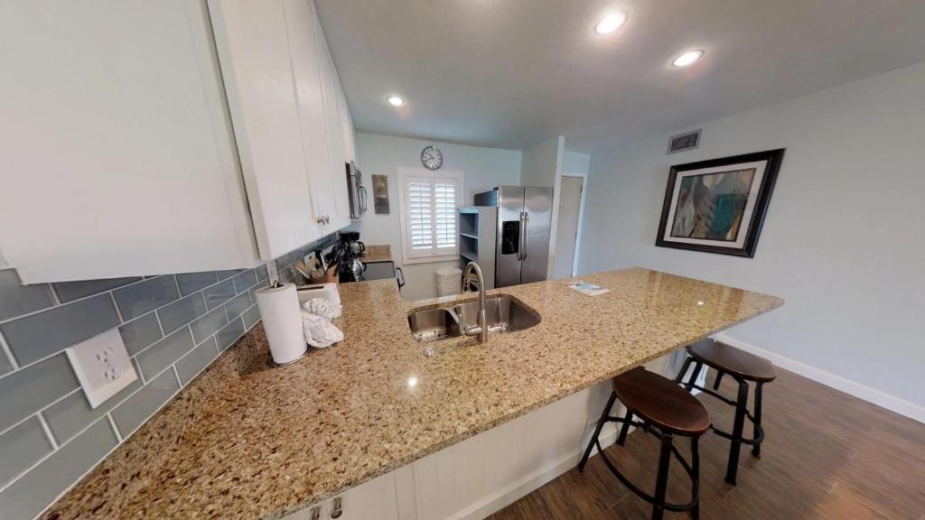 Unit 119 -Beautiful private beach cottage Recently renovated Family Friendly - image 4