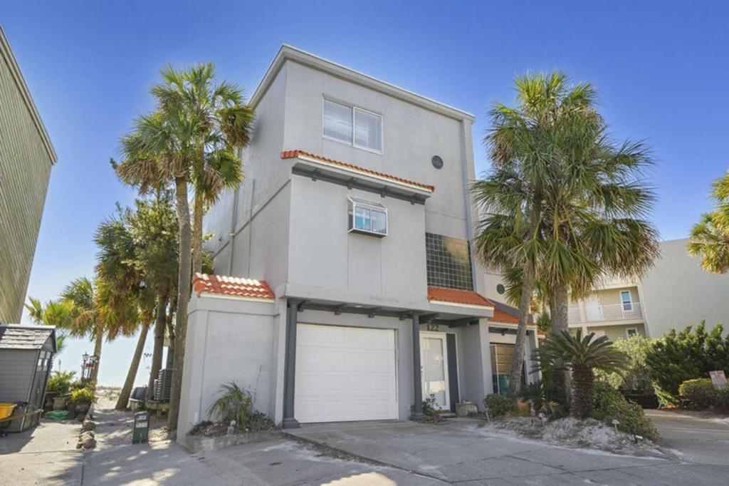 Dolphin Cove by Bliss Beach Rentals - main image