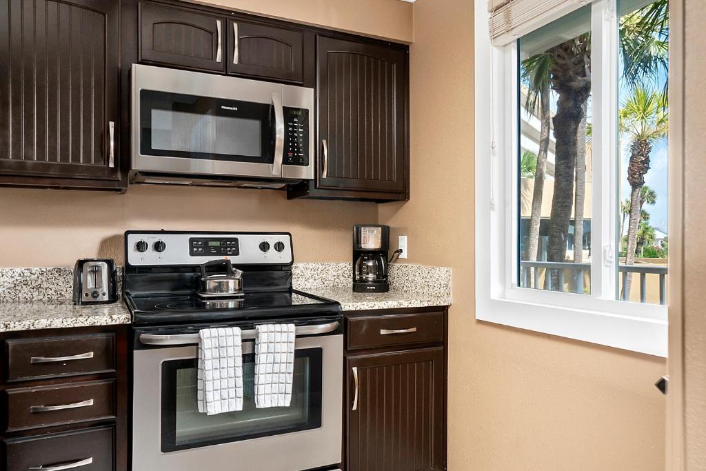 Unit 208 - East Gulf Front Gold Condo! Beach View 2nd Floor Accessibility! - image 3