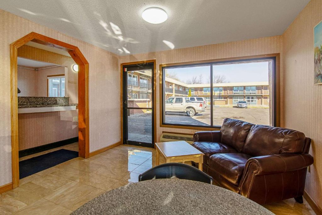 Rodeway Inn - image 2