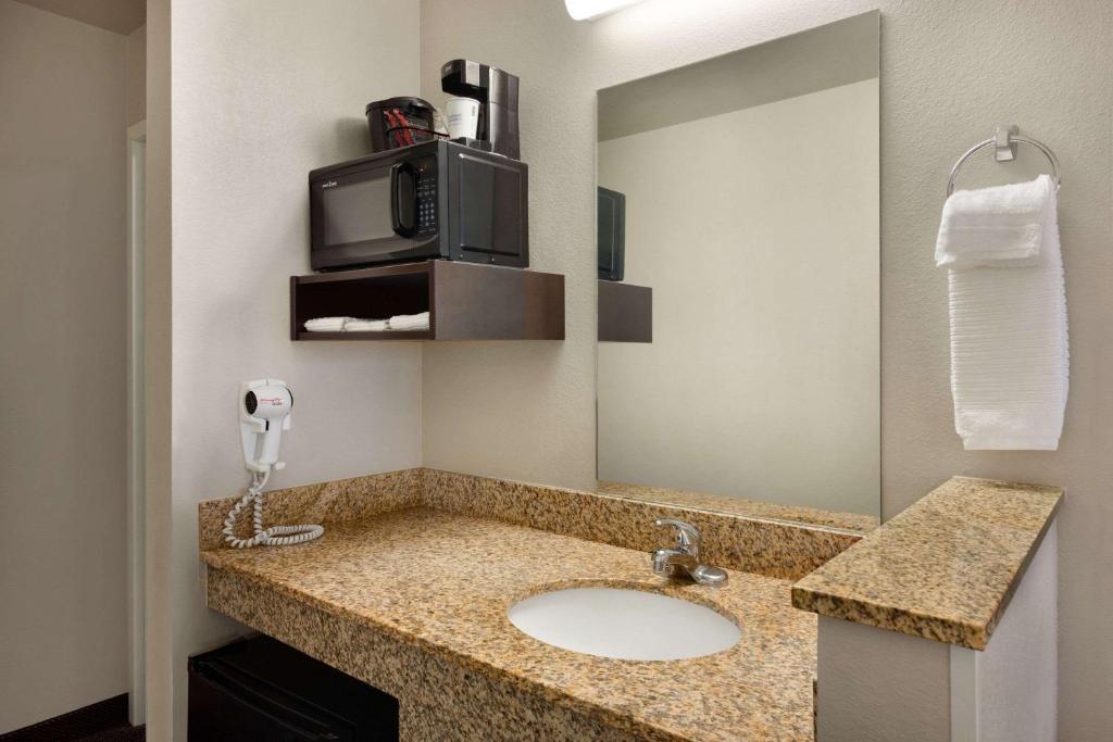 Travelodge by Wyndham Dexter - image 2