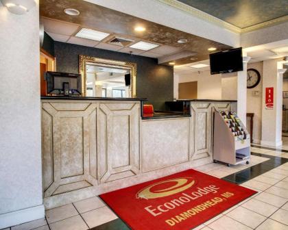 Econolodge Inn & Suites - image 4