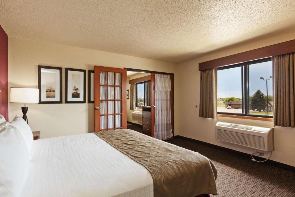 AmericInn by Wyndham Dickinson - main image