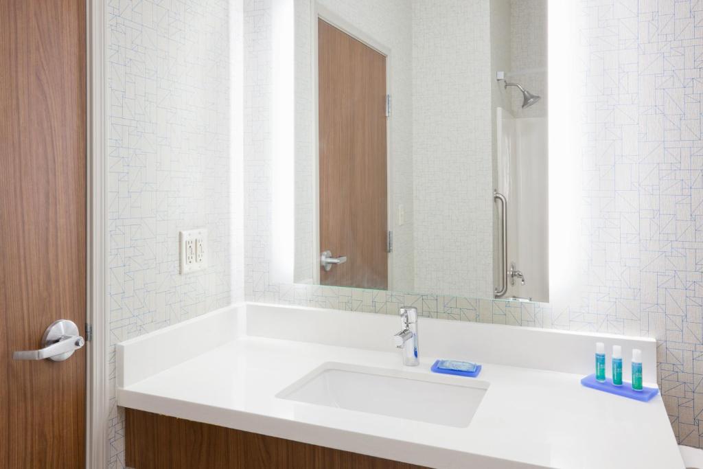 Holiday Inn Express Hotel & Suites Dickinson - image 7