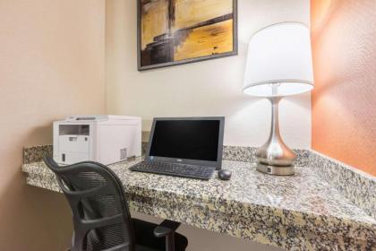 Days Inn by Wyndham Dilley - image 15
