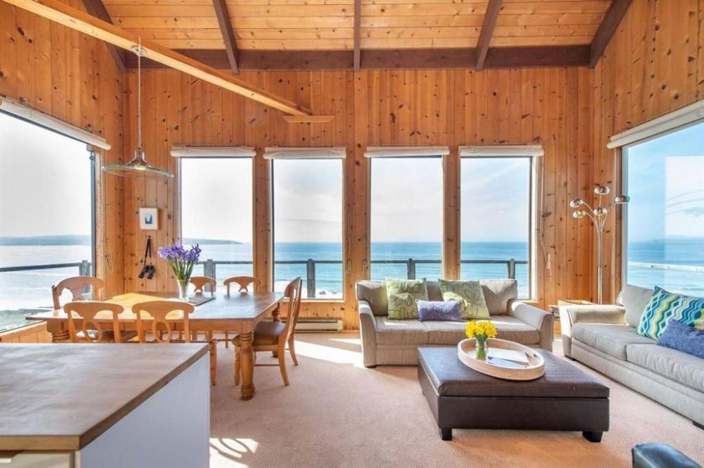 Breaking Waves! On the Bluff! AMAZING VIEWS!! BBQ! Fast WiFi! Walk to Beach!!! - main image