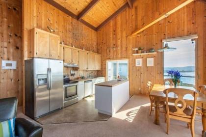 Breaking Waves! On the Bluff! AMAZING VIEWS!! BBQ! Fast WiFi! Walk to Beach!!! - image 13