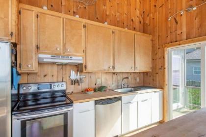 Breaking Waves! On the Bluff! AMAZING VIEWS!! BBQ! Fast WiFi! Walk to Beach!!! - image 14