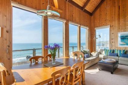 Breaking Waves! On the Bluff! AMAZING VIEWS!! BBQ! Fast WiFi! Walk to Beach!!! - image 8